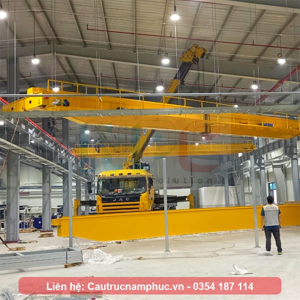Đặt cầu trục dầm đôi 15 tấn lên dầm đỡ ray