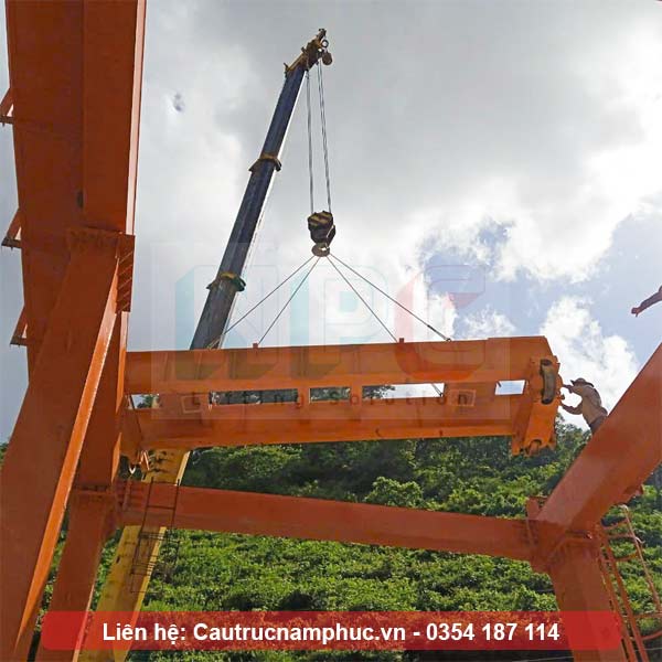 Hoàn thiện lắp đặt cổng trục chân dê 15 tân