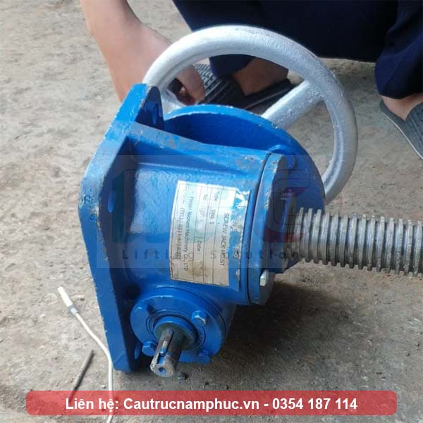 Lắp trục vít vào máy vít