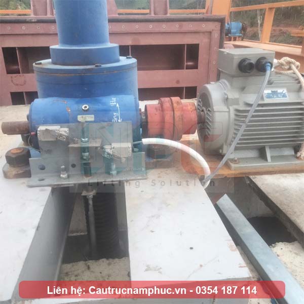 Bảo trì máy nâng trục vít