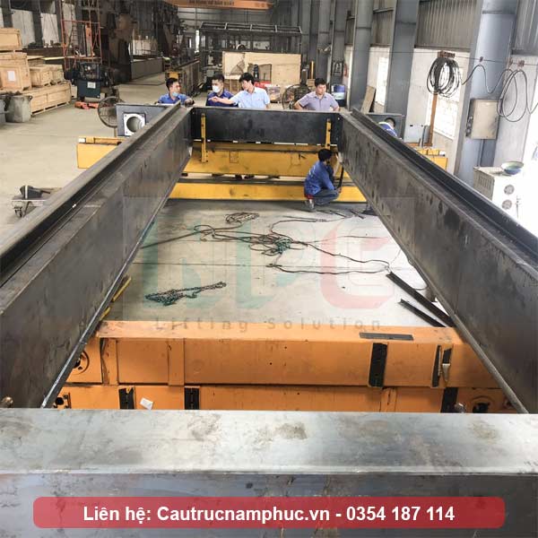 Lắp ghép dầm cầu trục 30 tấn dầm đôi tại xưởng