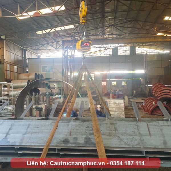 Ứng dụng của cầu trục dầm đơn tải trọng 1 tấn trong sản xuất thép