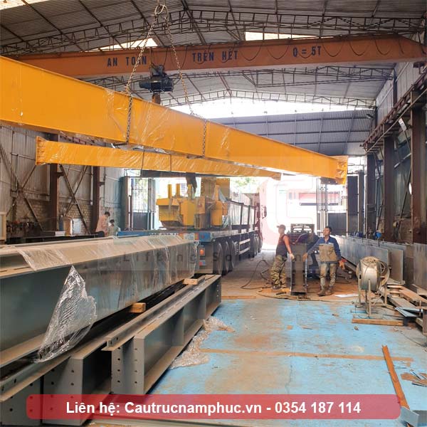 Xe chở cầu trục 20 tấn dầm đôi